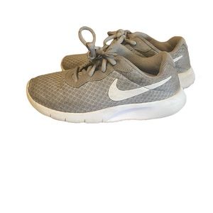 NIKE Kids gray and white roshe run trainers